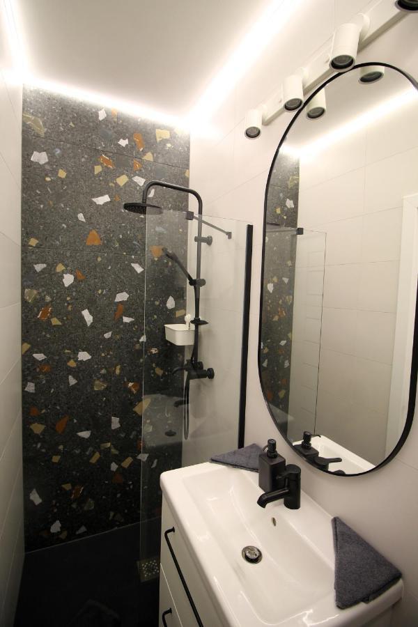גיור Modern Studio A Belvaros Koezepen Parkoloval- Kata Studioapartman מראה חיצוני תמונה