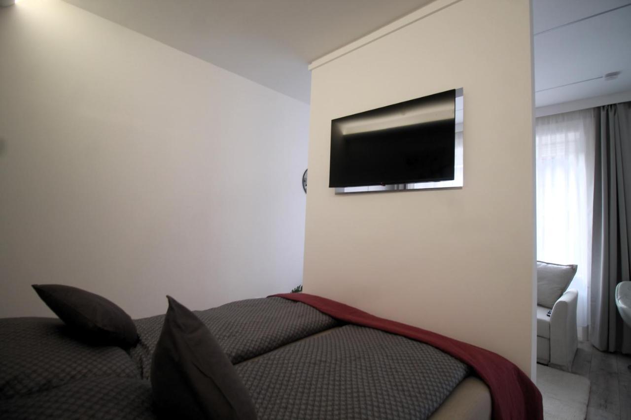 גיור Modern Studio A Belvaros Koezepen Parkoloval- Kata Studioapartman מראה חיצוני תמונה