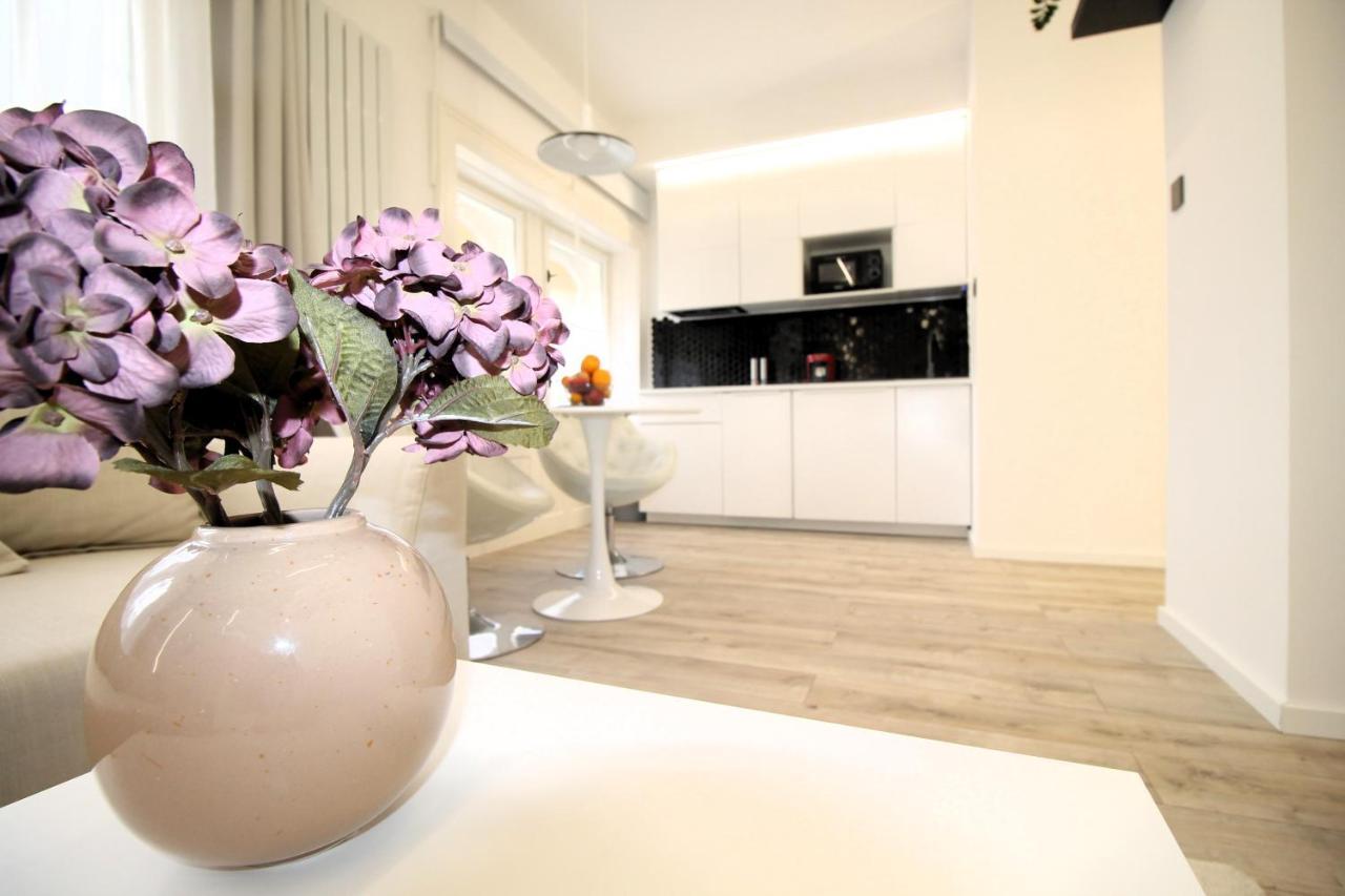 גיור Modern Studio A Belvaros Koezepen Parkoloval- Kata Studioapartman מראה חיצוני תמונה