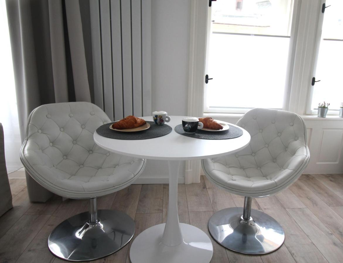 גיור Modern Studio A Belvaros Koezepen Parkoloval- Kata Studioapartman מראה חיצוני תמונה