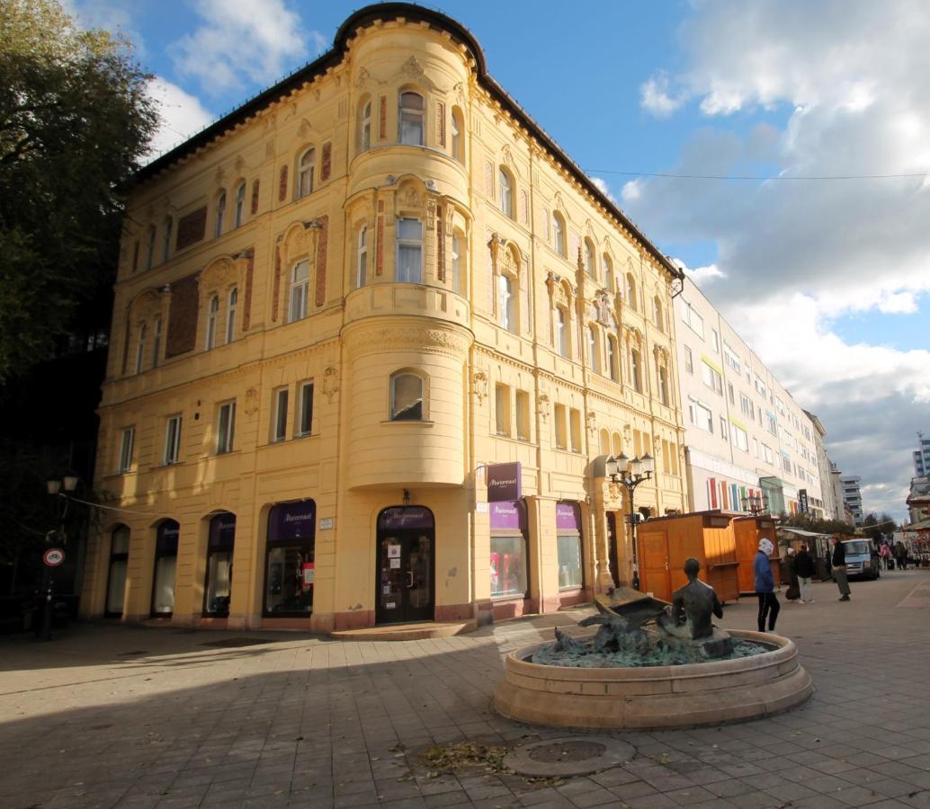 גיור Modern Studio A Belvaros Koezepen Parkoloval- Kata Studioapartman מראה חיצוני תמונה