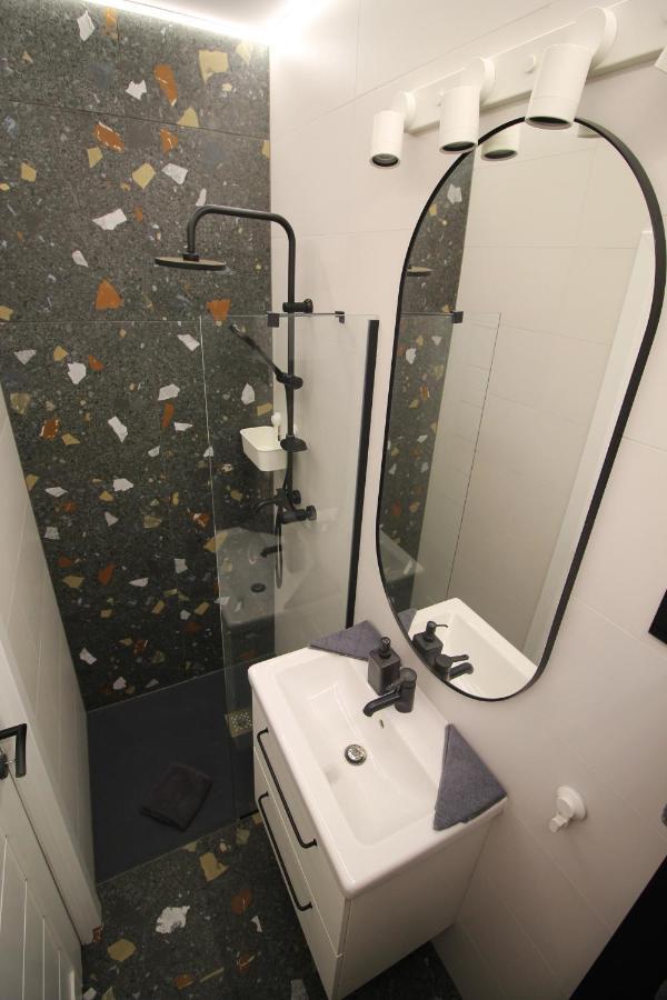 גיור Modern Studio A Belvaros Koezepen Parkoloval- Kata Studioapartman מראה חיצוני תמונה
