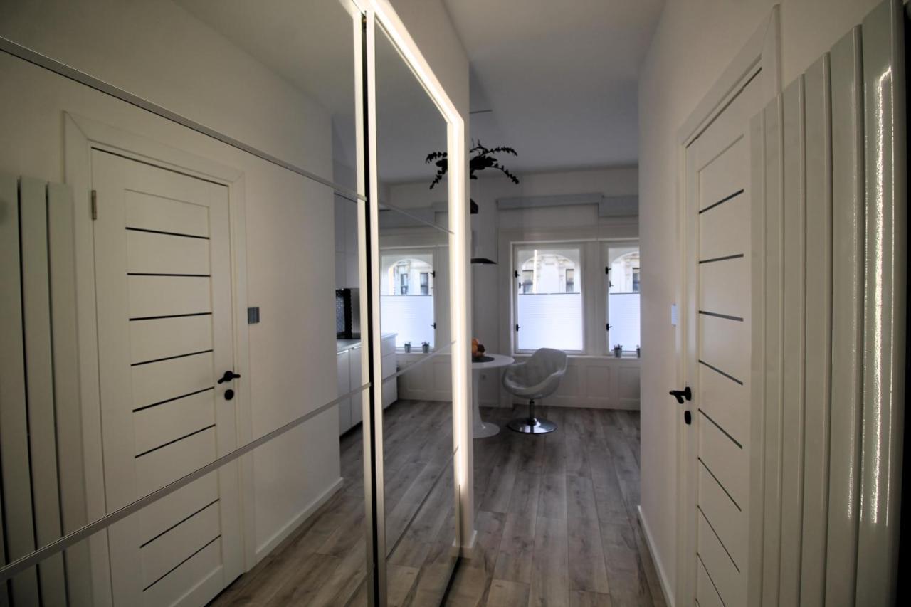 גיור Modern Studio A Belvaros Koezepen Parkoloval- Kata Studioapartman מראה חיצוני תמונה