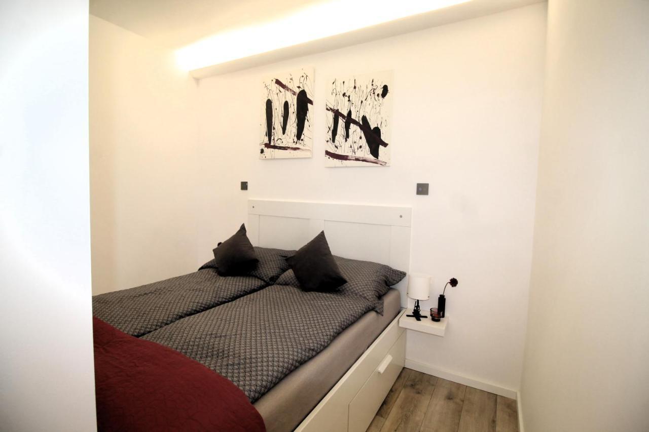 גיור Modern Studio A Belvaros Koezepen Parkoloval- Kata Studioapartman מראה חיצוני תמונה